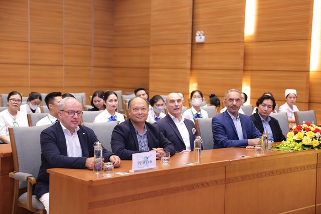 Tại sự kiện, đo&agrave;n chuy&ecirc;n gia Ph&aacute;p b&agrave;y tỏ sự tin tưởng v&agrave;o tiềm năng ph&aacute;t triển v&agrave; hội nhập quốc tế của Phương Đ&ocirc;ng &nbsp;