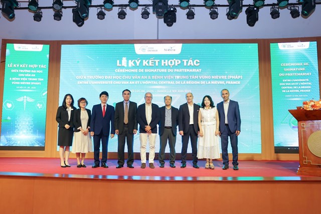 (Hai b&ecirc;n chụp ảnh lưu niệm trong buổi lễ) &nbsp;