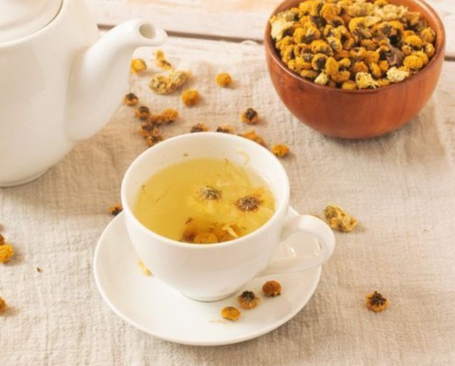 Uống trà cúc chi ấm một giờ trước khi ngủ giúp cải thiện giấc ngủ hiệu quả và tự nhiên.