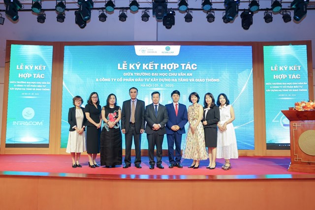 (Hai b&ecirc;n chụp ảnh lưu niệm trong buổi lễ) &nbsp;