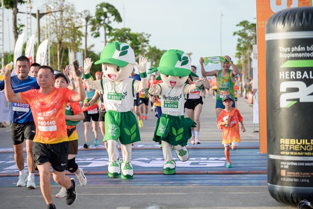 Herbalife Việt Nam đồng h&#224;nh c&#249;ng giải chạy VnExpress Marathon Hạ Long năm thứ ba  - Ảnh 6