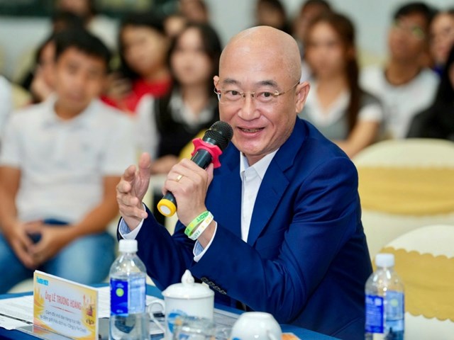 Đại diện FE CREDIT chia sẻ tại Hội thảo "Khơi th&ocirc;ng sức mua, k&iacute;ch cầu ti&ecirc;u d&ugrave;ng".Ảnh: B&aacute;o Thanh Ni&ecirc;n &nbsp;