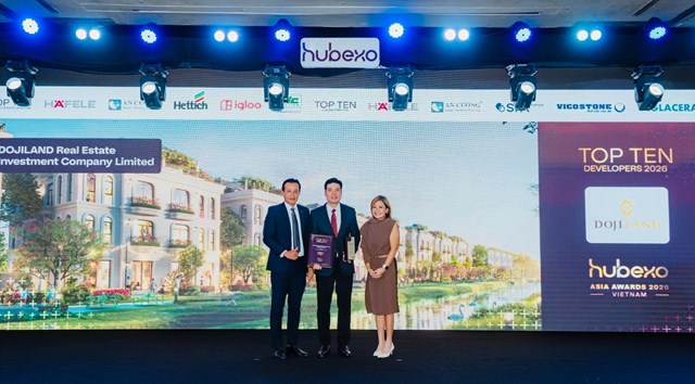 Đại diện DOJILAND nhận giải thưởng &ldquo;Top 10 Chủ đầu tư h&agrave;ng đầu Việt Nam&rdquo; &nbsp;