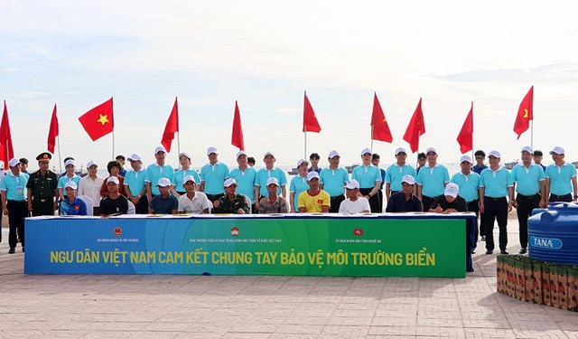 C&aacute;c đồng ch&iacute; l&atilde;nh đạo Trung ương v&agrave; địa phương chứng kiến ngư d&acirc;n k&yacute; cam kết bảo vệ m&ocirc;i trường&nbsp;