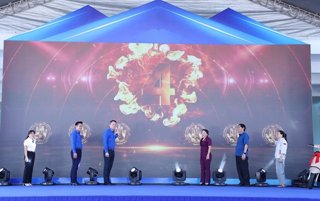 Nhấn n&uacute;t khởi động ng&agrave;y hội Thanh ni&ecirc;n c&ocirc;ng nh&acirc;n tại tỉnh Gia Lai