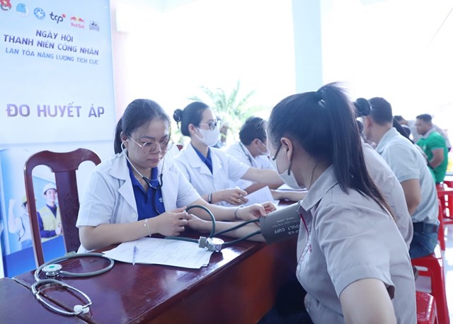 Kh&aacute;m bệnh ph&aacute;t thuốc cho thanh ni&ecirc;n c&ocirc;ng nh&acirc;n