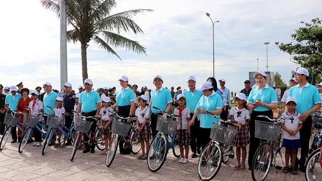 C&aacute;c đồng ch&iacute; l&atilde;nh đạo Trung ương v&agrave; Tỉnh Nghệ An trao qu&agrave; tặng ngư d&acirc;n v&agrave; c&aacute;c em học sinh c&oacute; ho&agrave;n cảnh kh&oacute; khăn&nbsp;