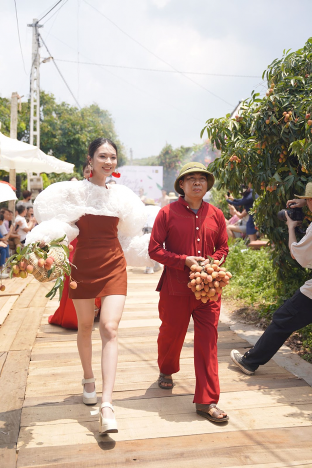 Ph&oacute; chủ tịch phụ tr&aacute;ch chuy&ecirc;n m&ocirc;n L&ecirc; Linh Phương đang c&ugrave;ng c&aacute;c b&aacute;c n&ocirc;ng d&acirc;n tại Lục Ngạn, Bắc Giang