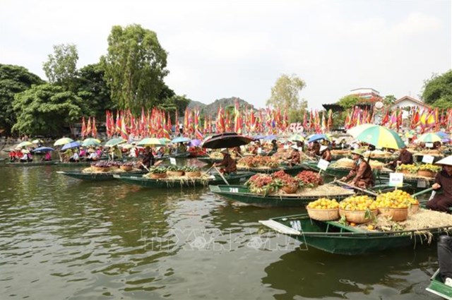 Các sản phẩm nông nghiệp đặc trưng của tỉnh Ninh Bình và các vùng miền được đưa vào không gian thờ cúng thần Nông. Ảnh nguồn internet