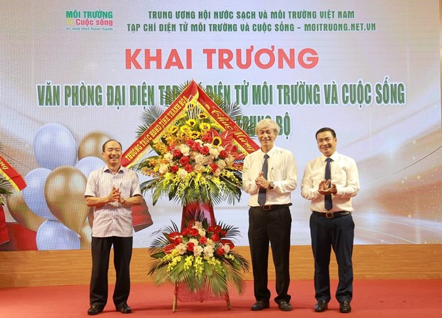 Thường trực HĐND tỉnh Thanh H&oacute;a tặng hoa ch&uacute;c mừng Văn ph&ograve;ng đại diện khu vực Bắc Trung Bộ của Tạp ch&iacute; điện tử M&ocirc;i trường v&agrave; Cuộc sống nh&acirc;n dịp khai trương