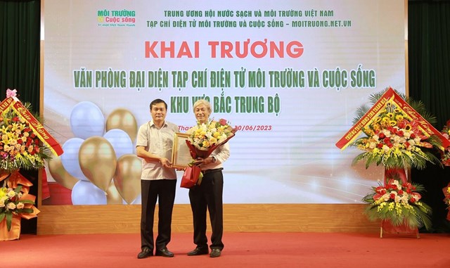 &Ocirc;ng Phạm Văn Tuấn - Ph&oacute; Trưởng Ban Tuy&ecirc;n gi&aacute;o tỉnh ủy Thanh H&oacute;a l&ecirc;n tặng hoa ch&uacute;c mừng khai trương văn ph&ograve;ng đại diện khu vực Bắc Trung Bộ của Tạp ch&iacute; điện tử M&ocirc;i trường v&agrave; Cuộc sống tại Thanh H&oacute;a.