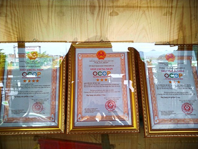 Giấy chứng nhận các sản phẩm OCOP của HTX.ảnh A Trứ