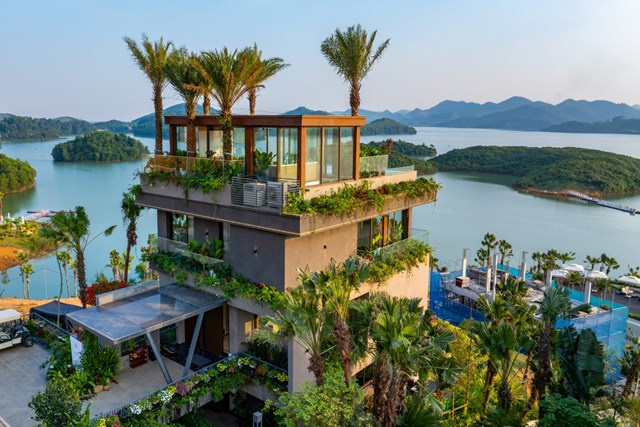Kh&ocirc;ng gian cảnh quan v&agrave; mật độ ph&aacute;t triển giới hạn l&agrave; những yếu tố t&aacute;c động trực tiếp đến cảm gi&aacute;c ri&ecirc;ng tư của d&ograve;ng biệt thự ven hồ &nbsp;