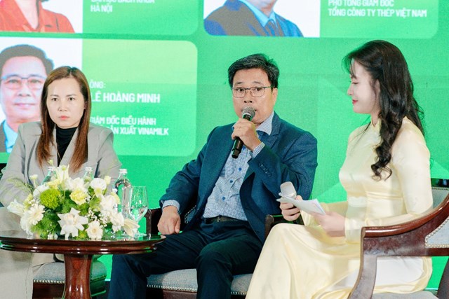 &Ocirc;ng L&ecirc; Ho&agrave;ng Minh - Gi&aacute;m đốc điều h&agrave;nh Sản xuất ki&ecirc;m Trưởng dự &aacute;n Net Zero của Vinamilk - chia sẻ tại Diễn đ&agrave;n quốc gia về M&ocirc;i trường v&agrave; Kh&iacute; hậu 2026 (Ảnh: VN). &nbsp;