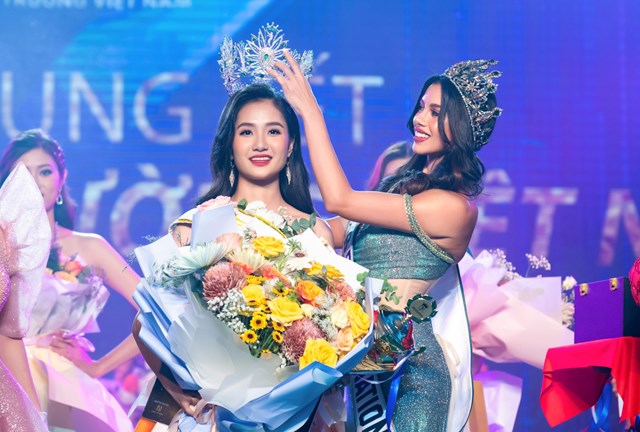 Đương kim Miss Eco International Kathleen Paton - Hoa hậu Sinh thái quốc tế 2022 trao vương miện cho Hoa hậu Môi trường Việt Nam Nguyễn Thanh Hà