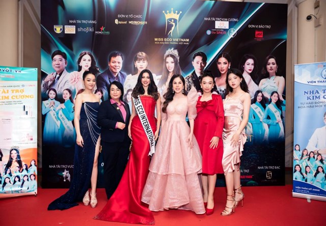 Đương kim Miss Eco International Kathleen Paton - Hoa hậu Sinh thái quốc tế 2022 cùng với BTC