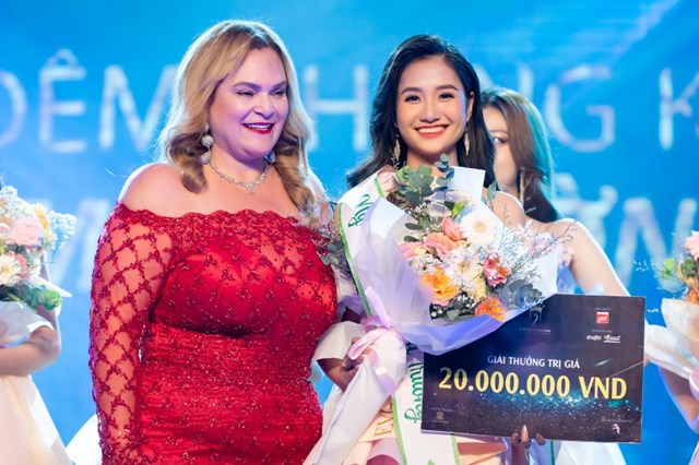 Bà Amal Hosny Hassan Soliman, nhà sáng lập và điều hành Miss Eco International và tân Hoa hậu Môi trường Việt Nam Nguyễn Thanh Hà