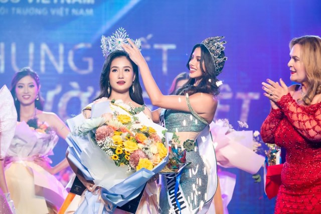 Đương kim Miss Eco International Kathleen Paton - Hoa hậu Sinh thái quốc tế 2022 trao vương miện cho Hoa hậu Nguyễn Thanh Hà