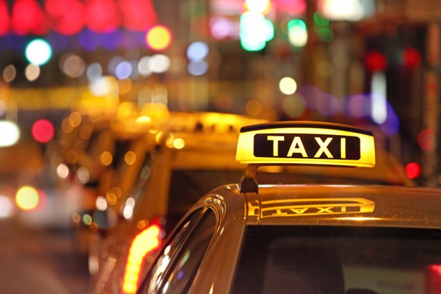 Tạo điều kiện để doanh nghiệp kinh doanh taxi chuyển đổi sang xe điện. &nbsp;