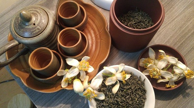 Trà ướp hoa bưởi được xem là một trong các loại trà hoa nổi tiếng của xứ Hà Thành. Mỗi độ xuân về ở những khu vườn bưởi Diễn danh tiếng đều cho ra những cánh hoa nhỏ, xinh xinh nhưng lại tỏa ra hương thơm ngào ngạt. 