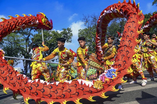 Trình diễn múa rồng tại Festival Thu Hà Nội 2023, màn trình diễn mang đậm bản sắc văn hóa dân tộc Việt Nam. Ảnh: Hoài Nam