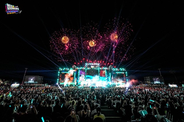 Gần 30.000 kh&aacute;n giả h&ograve;a m&igrave;nh v&agrave;o đ&ecirc;m nhạc hội Mega Booming - Charmora City tại Nha Trang &nbsp;