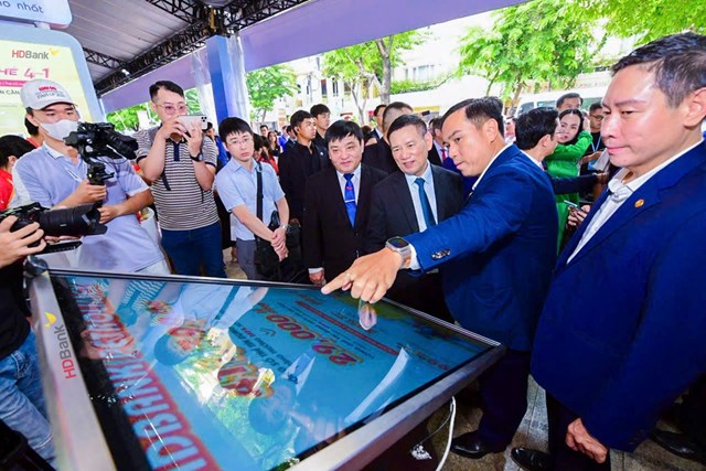 Ph&oacute; Thủ tướng Ch&iacute;nh phủ Hồ Đức Phớc c&ugrave;ng đo&agrave;n đại biểu cấp cao thăm kh&ocirc;ng gian giới thiệu c&aacute;c giải ph&aacute;p t&agrave;i ch&iacute;nh số của HDBank tại sự kiện &nbsp;