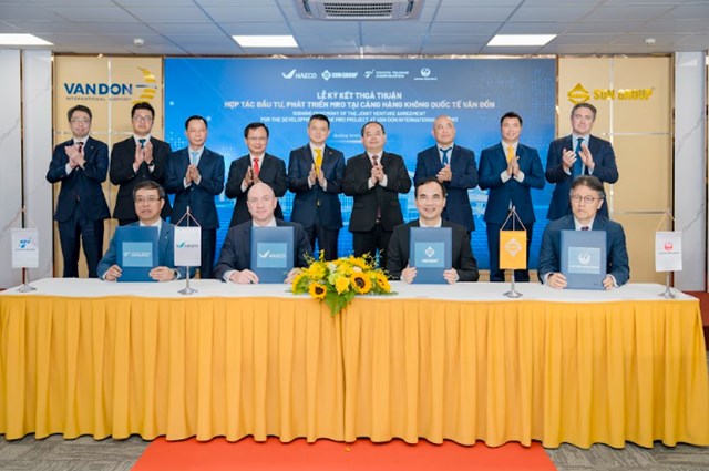 Đại diện c&aacute;c đối t&aacute;c k&yacute; kết tại Cảng HKQT V&acirc;n Đồn &nbsp;