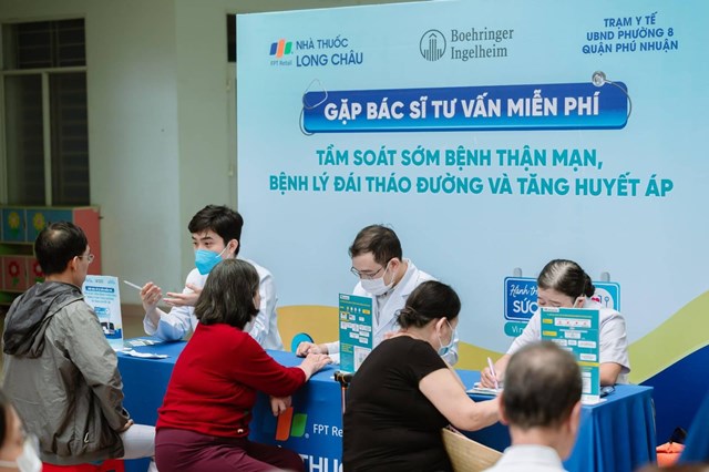 Chuy&ecirc;n gia y tế, b&aacute;c sĩ tư vấn, lắng nghe chia sẻ từ người d&acirc;n. &nbsp;