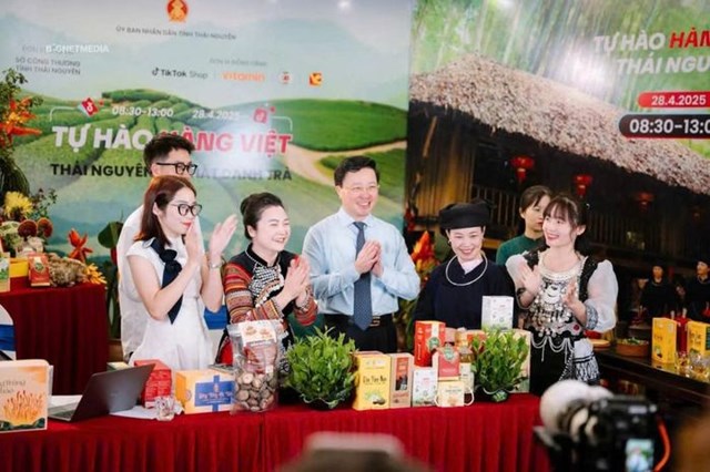 Ông Nguyễn Bá Chính, Giám đốc Sở Công Thương tham gia đồng hành cùng hợp tác xã và hộ sản xuất đưa sản phẩm lên các sàn thương mại điện tử lớn.