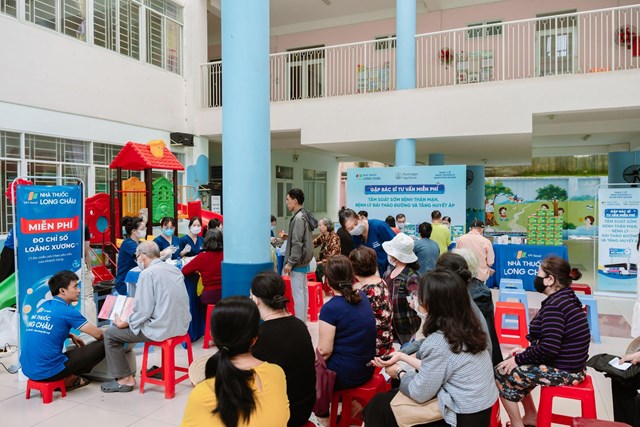 Nhiều b&agrave; con đ&atilde; đến rất sớm để kiểm tra sức khỏe.