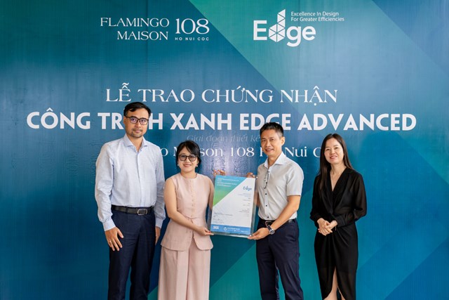 Đại diện IFC trao chứng nhận EDGE Advanced cho chủ đầu tư Flamingo Maison 108 Ho Nui Coc (Ảnh: Flamingo) &nbsp;