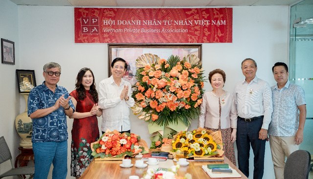 Đại diện Ban chấp h&agrave;nh VPBA tặng hoa ch&uacute;c mừng b&agrave; Nguyễn Thị Nga &nbsp;
