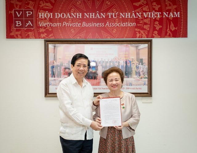 B&agrave; Nguyễn Thị Nga nhận quyết định đảm nhiệm cương vị Quyền Chủ tịch Hội Doanh nh&acirc;n Tư nh&acirc;n Việt Nam &nbsp;