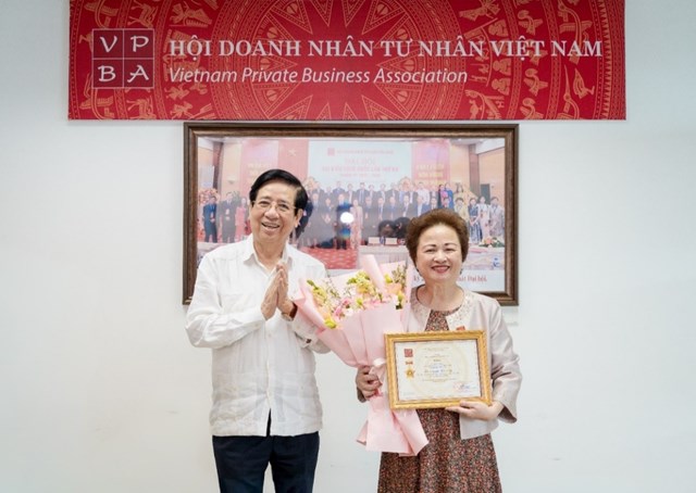 PGS.TS Nguyễn Trọng Điều, Chủ tịch Hội Doanh nh&acirc;n Tư nh&acirc;n Việt Nam, trao kỷ niệm chương cho b&agrave; Nguyễn Thị Nga &nbsp;
