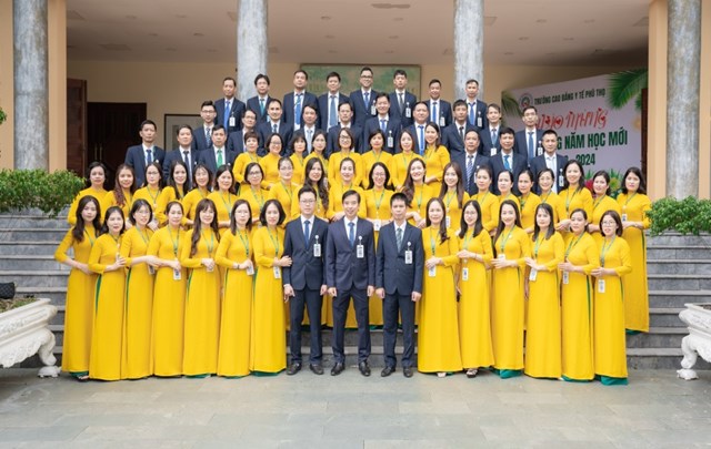 Tập thể c&aacute;n bộ, giảng vi&ecirc;n, nh&acirc;n vi&ecirc;n nh&agrave; trường &nbsp;