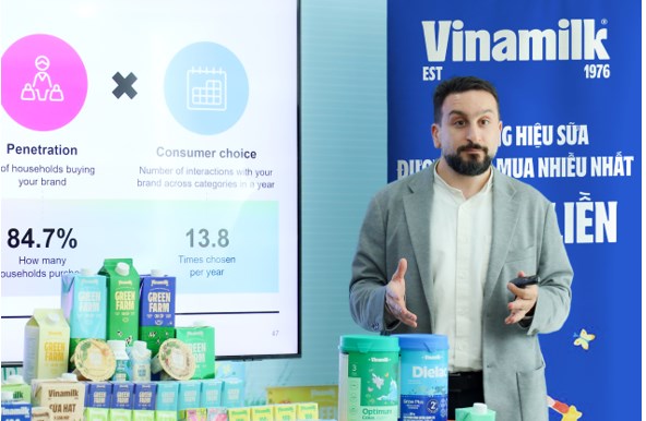 &Ocirc;ng Peter Christou - Tổng gi&aacute;m đốc Kantar Vietnam, Worldpanel Division - chia sẻ về kết quả của b&aacute;o c&aacute;o Dấu ch&acirc;n thương hiệu (Ảnh: Nguy&ecirc;n Phương). &nbsp;