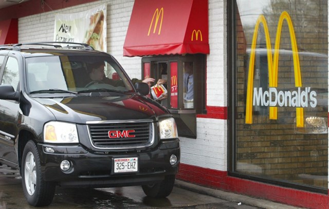 Drive Thru không mới trên thế giới, nhưng là mắt xích vận hành quan trọng, đóng góp trên 70% doanh số cho nhiều chuỗi F&B lớn như McDonald’s hay Starbucks.
