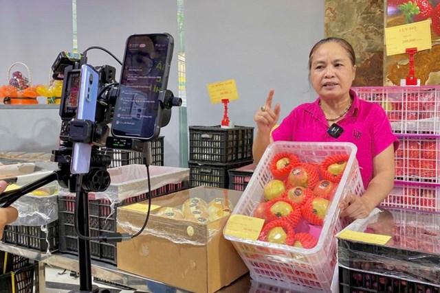 Khi n&ocirc;ng d&acirc;n livestream b&aacute;n h&agrave;ng: C&ocirc;ng nghệ thay đổi cuộc sống n&ocirc;ng th&ocirc;n. &nbsp;