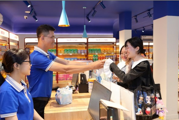 Đổi mới ấn tượng, &ldquo;bắt s&oacute;ng&rdquo; giới trẻ, Vinamilk được nh&oacute;m kh&aacute;ch h&agrave;ng trẻ ch&uacute; &yacute; v&agrave; y&ecirc;u th&iacute;ch (Ảnh: Nguy&ecirc;n Phương). &nbsp;