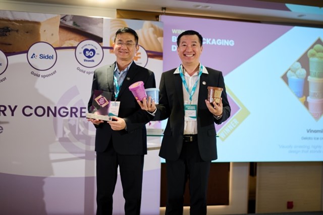 &Ocirc;ng Nguyễn Quang Tr&iacute; &ndash; Gi&aacute;m đốc Điều h&agrave;nh Marketing Vinamilk c&ugrave;ng &ocirc;ng Đỗ Thanh Tuấn &ndash; Gi&aacute;m đốc Đối Ngoại Vinamilk nhận vinh danh tại Giải thưởng Đổi mới s&aacute;ng tạo ng&agrave;nh Sữa to&agrave;n cầu 2026, Barcelona &ndash; T&acirc;y Ban Nha. Ảnh: Xavier &nbsp;