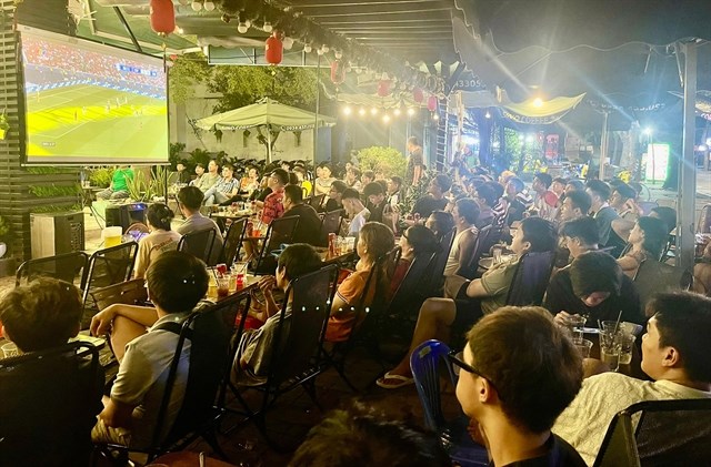 Hàng quán thức thời mùa World Cup: Đổi trục doanh thu từ trực tiếp sang giao hàng đêm - Ảnh 2