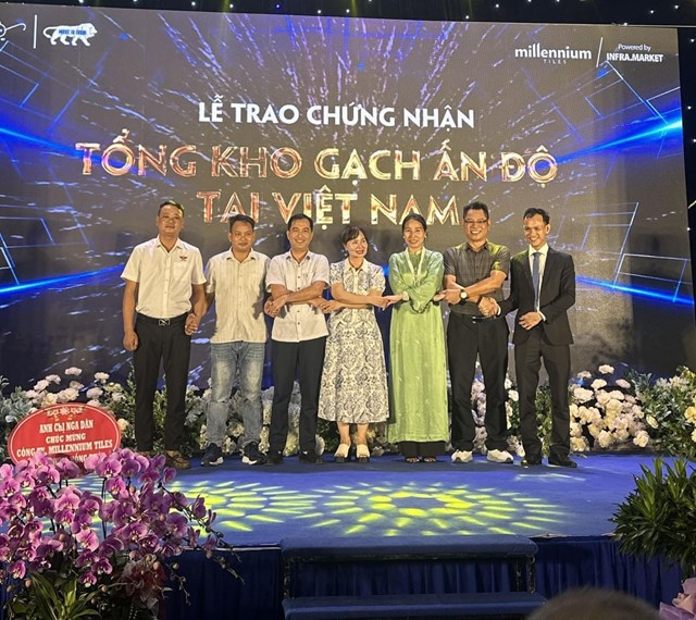 C&aacute;c đơn vị đại diện độc quyền của Millennium tại Việt Nam bắt tay chụp ảnh lưu niệm &nbsp;