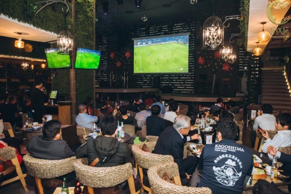 Hàng quán thức thời mùa World Cup: Đổi trục doanh thu từ trực tiếp sang giao hàng đêm - Ảnh 1