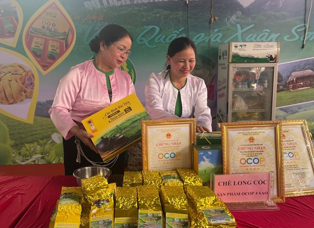 Nhờ xây dựng chuỗi liên kết sản xuất và tiêu thụ sản phẩm chè xanh, HTX sản xuất chè an toàn Long Cốc đã có 4 sản phẩm đạt tiêu chuẩn OCOP.