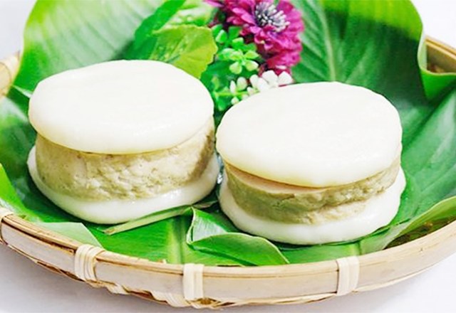 Những lát bánh dầy chay được kẹp cùng miếng chả lụa cắt dày là sự lựa chọn hoàn hảo cho những tín đồ yêu thích ẩm thực đặc sản của Hà Nội. Ảnh minh họa