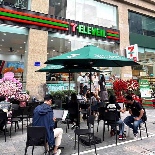 Chỉ trong nửa tháng, 7-Eleven khai trương hai cửa hàng tại Hà Nội, khơi mào cuộc cạnh tranh mới trên thị trường bán lẻ tiện lợi Thủ đô.