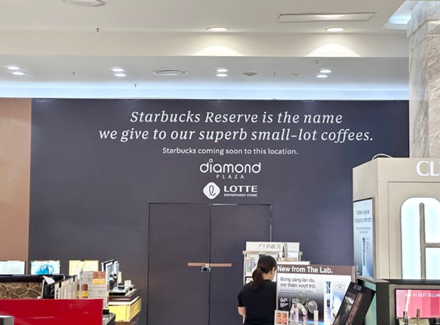 Hiện tại, cửa hàng Starbucks Reserve tại Diamond Plaza đang trong quá trình hoàn thiện.