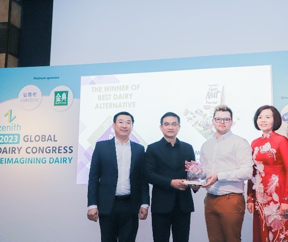 Đại diện Ban tổ chức Giải thưởng The World Dairy Innovation Awards 2023 ch&uacute;c mừng Vinamilk với giải thưởng d&agrave;nh cho sản phẩm Super Nut từ 9 loại hạt.