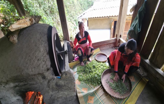 Một mẻ trà ngon là mẻ trà có chút mùi khói, hơi chát đầu lưỡi và ngọt hậu sâu.